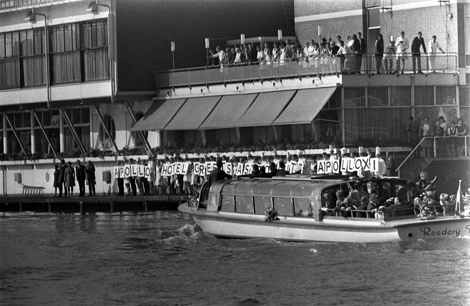 Astronauten gaan in rondvaartboot met echtgenotes naar RAI Amsterdam, Bestanddeelnr 922-8565