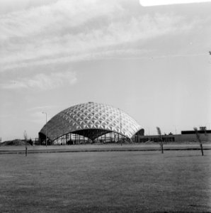 Aviodome op Schiphol in opbouw in de avondzon, Bestanddeelnr 922-5748
