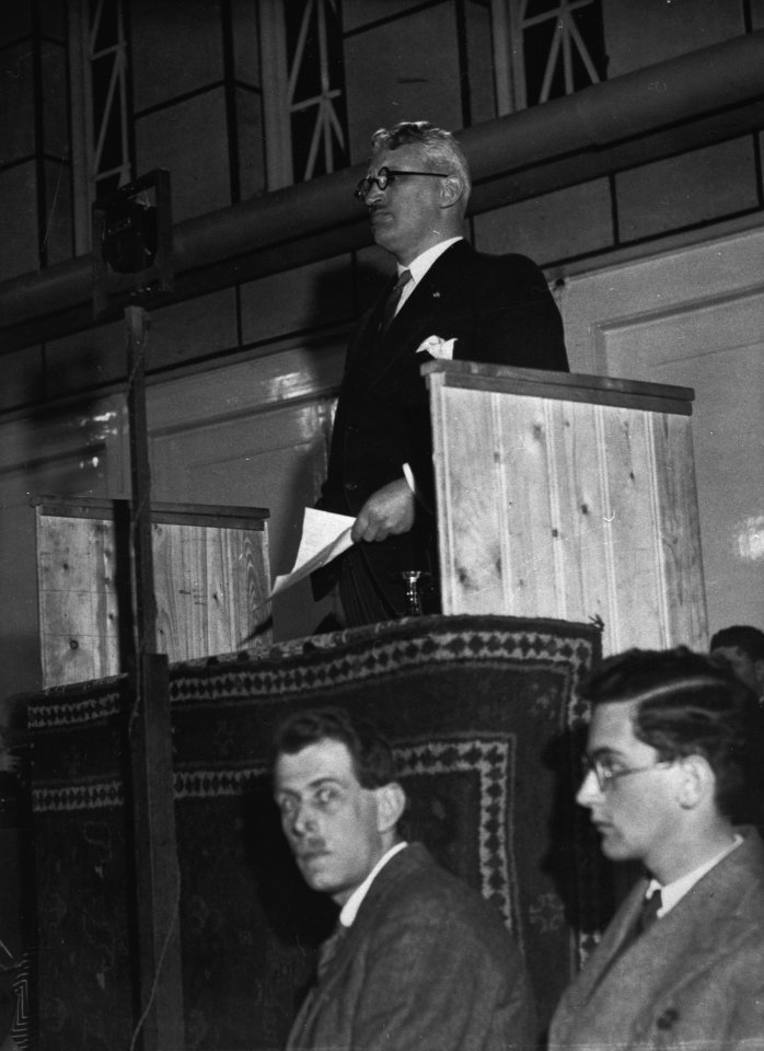 Asscher op een vergadering van het op 21 maart 1933 opgerichte Comité Bijzondere, Bestanddeelnr 935-3592