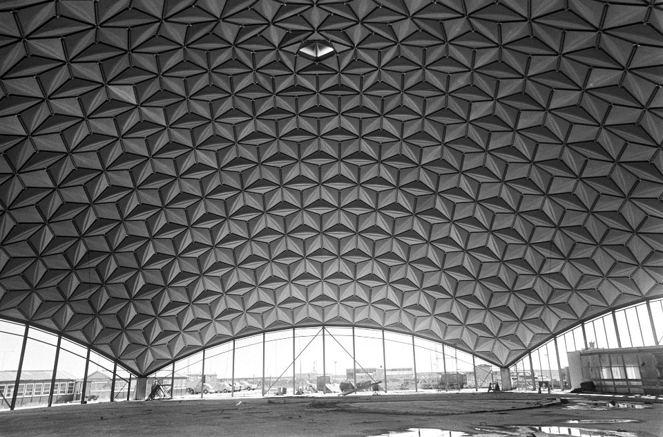 Aviodome op Schiphol in opbouw, de binnenzijde van het dak, Bestanddeelnr 922-5752