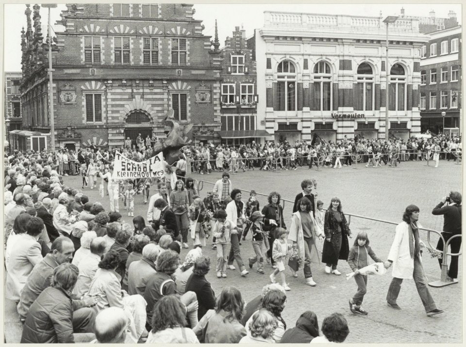 Avondvierdaagse, aankomst van de lopers op de Grote Markt. NL-HlmNHA 54012282