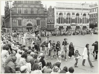 Avondvierdaagse, aankomst van de lopers op de Grote Markt. NL-HlmNHA 54012282