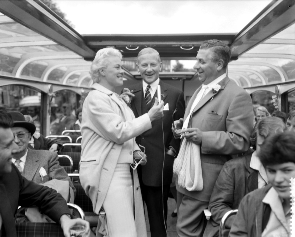 Annie de Reuver, Maup Caranse en Max van Praag en tijdens een rondvaart door de…, Bestanddeelnr 909-6301
