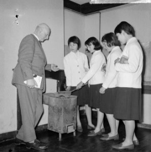 Anne Frankreis voor vier Japanse meisjes, de heer Otto Frank en de vier meisje, Bestanddeelnr 917-5679