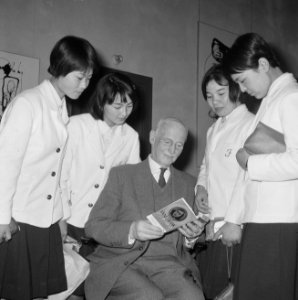 Anne Frankreis voor vier Japanse meisjes, de heer Otto Frank met een der Japan, Bestanddeelnr 917-5681