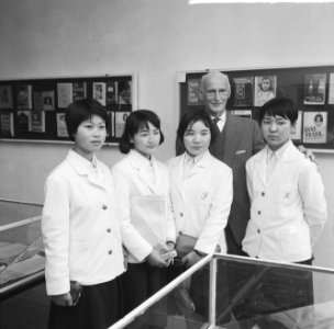 Anne Frankreis voor vier Japanse meisjes, de heer Otto Frank met een der Japan, Bestanddeelnr 917-5683
