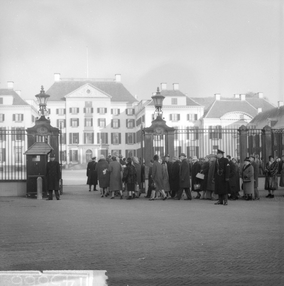 Apeldoorn, paleis Het Loo Laatste eer aan prinses Wilhelmina publiek passeert , Bestanddeelnr 914-5666