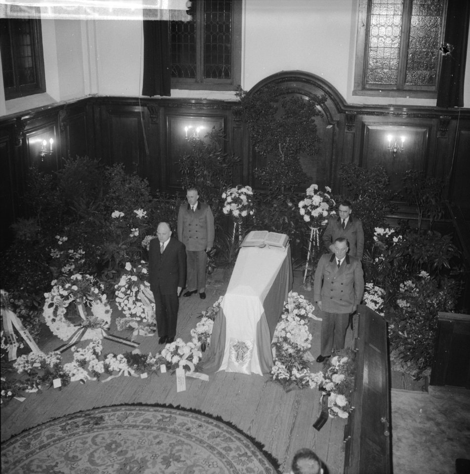 Apeldoorn, kapel paleis Het Loo. Laatste eer aan prinses Wilhelmina leden van h, Bestanddeelnr 914-5673