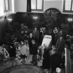 Apeldoorn, kapel paleis Het Loo. Laatste eer aan prinses Wilhelmina leden van h, Bestanddeelnr 914-5674
