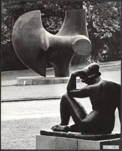 Arnhem. Tentoonstelling Sonsbeek 66. Twee beelden een vrouwenfiguur van Aristid, Bestanddeelnr 043-0057