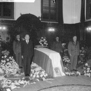Apeldoorn, kapel paleis Het Loo. Laatste eer aan prinses Wilhelmina leden van h, Bestanddeelnr 914-5672