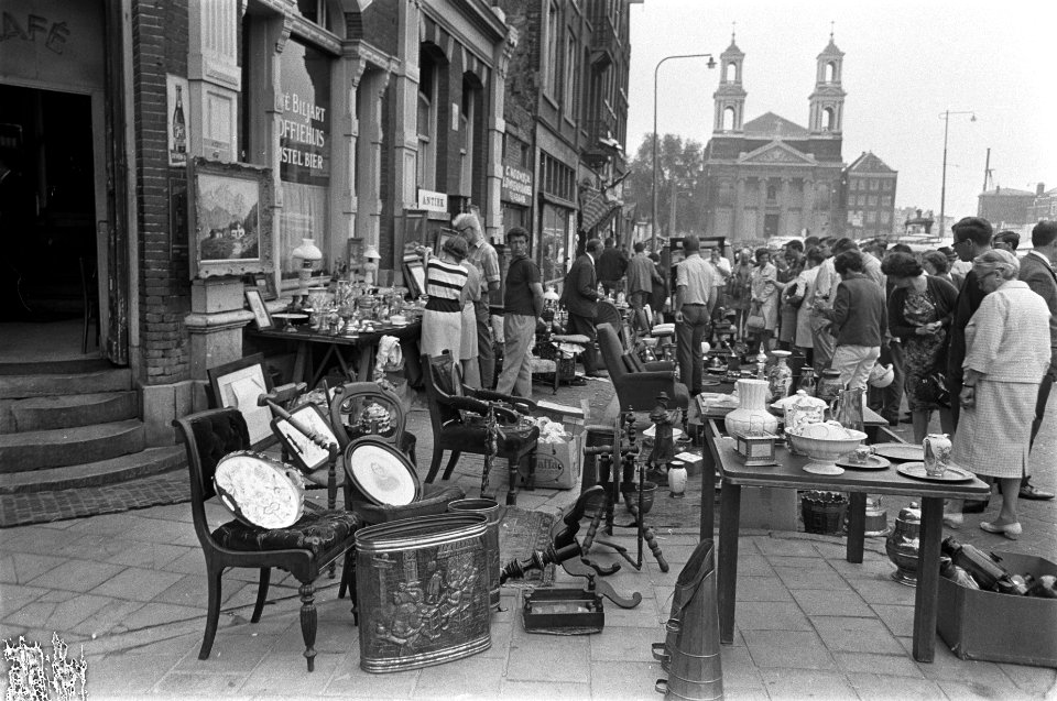 Antiekmarkt op Waterlooplein te Amsterdam. Drukte, Bestanddeelnr 920-5049
