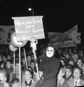 Anti-Atoombommars in Den Haag . De betogers onderweg, Bestanddeelnr 913-1085