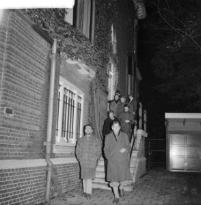 Anti-Atoommmars naar Russische Ambassade. De delegatie verlaat de ambassade, Bestanddeelnr 913-0989