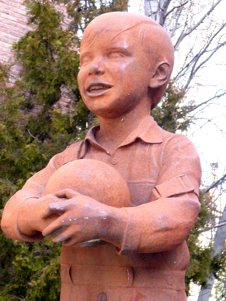 Arnedo - Escultura 'Niño jugando al balón' 2