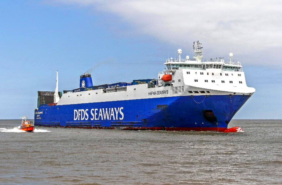 Ship cargo offshore
