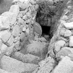 Antieke grafkelder bij Abu Gosh met het gezicht op een trap en een ronde sluitst, Bestanddeelnr 255-1448 photo