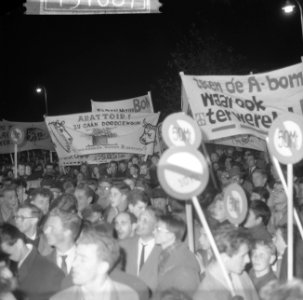 Anti-Atoombommars in Den Haag . Demonstranten met spandoeken, Bestanddeelnr 913-1087