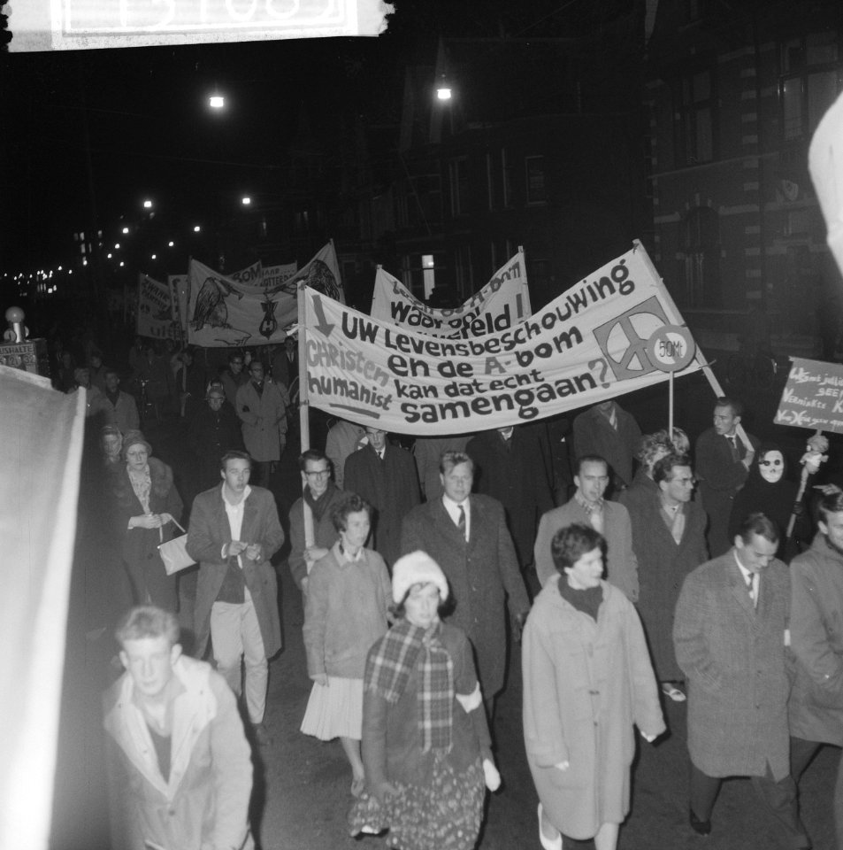 Anti-Atoombommars in Den Haag . De betogers onderweg, Bestanddeelnr 913-1083
