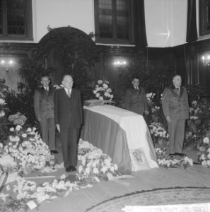Apeldoorn, kapel paleis Het Loo. Laatste eer aan prinses Wilhelmina leden van h, Bestanddeelnr 914-5671