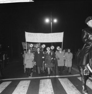 Anti-Atoombommars in Den Haag . De betogers onderweg, Bestanddeelnr 913-1086
