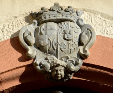 Bad Camberg, Hohenfeld-Kapelle, Vorderseite, Wappenstein