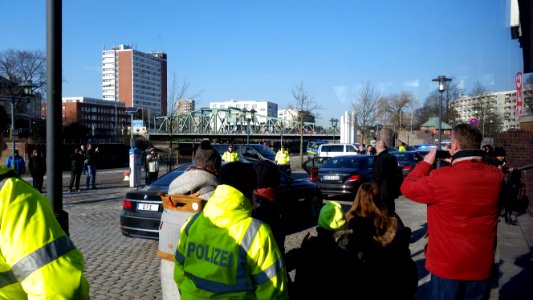 Antrittsbesuch Bundespräsident Steinmeier in Bremerhaven, Schaulustige vor dem Historischen Museum