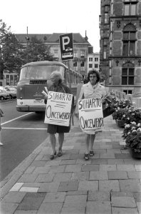 Anti-Soeharto demonstratie op Binnenhof te Den Haag dames met borden, Bestanddeelnr 923-8035