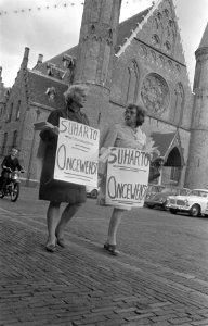 Anti-Soeharto demonstratie op Binnenhof te Den Haag dames met borden, Bestanddeelnr 923-8036