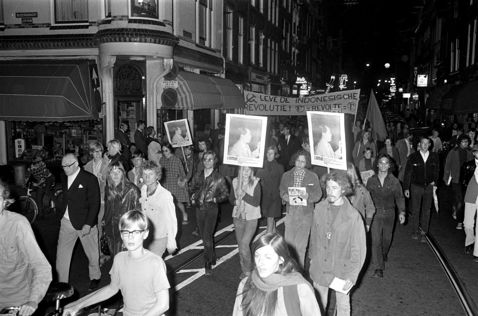Anti-Soeharto-demonstratie in Amsterdam demonstranten met spandoeken, Bestanddeelnr 923-8044