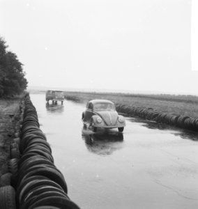 Anti-slipschool in Arnhem. Slippende auto, Bestanddeelnr 912-9235
