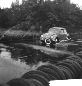 Anti-slipschool in Arnhem. Slippende auto, Bestanddeelnr 912-9232