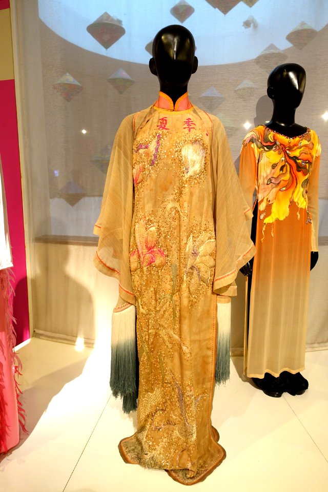 Ao dai, Viet, Hue, 2010 - Vietnamese Women's Museum - Hanoi, Vietnam - DSC04134