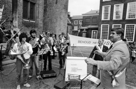 Anton Geesink dirigeert het Utrechts Symphonie Orkest op het Binnenhof uit prote, Bestanddeelnr 932-6976