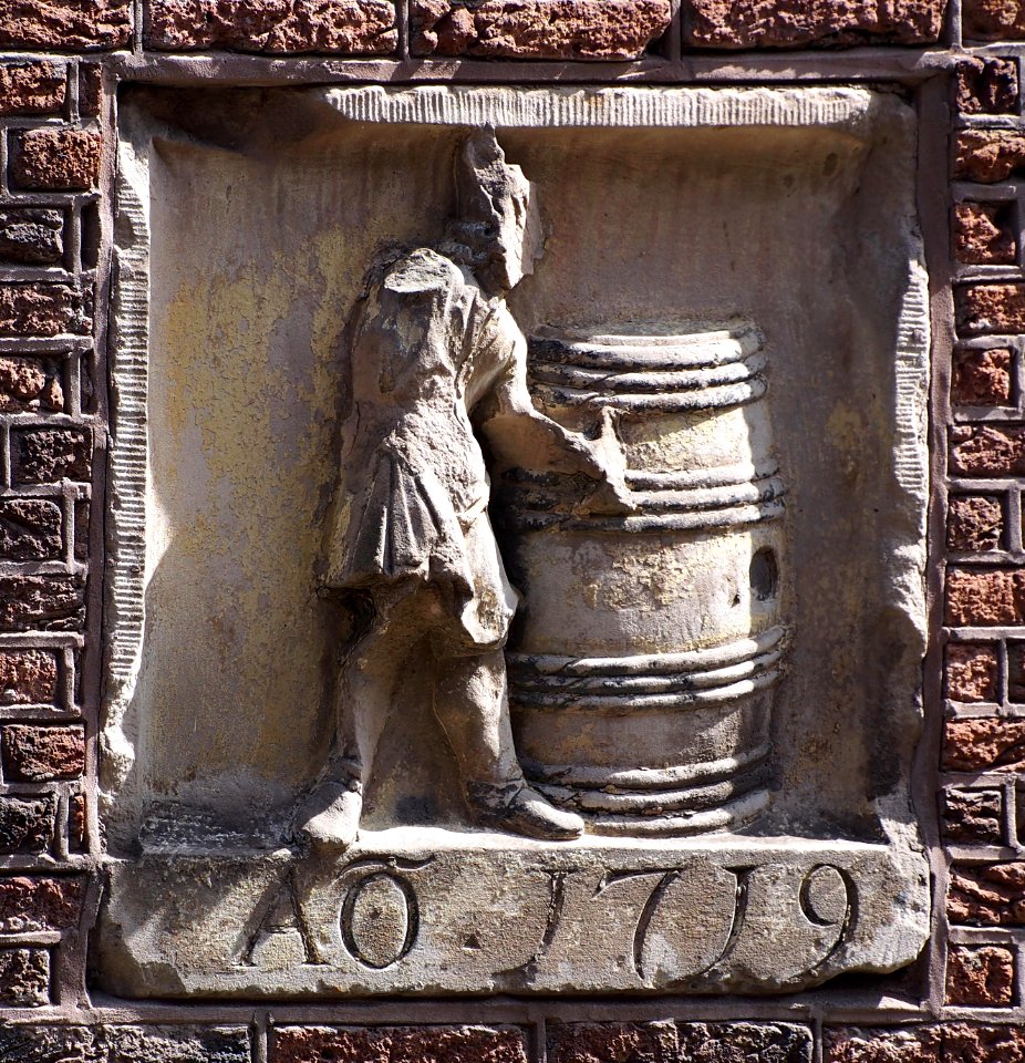 AO1719 kuiper, Gevelsteen, Zeedijk 16, zijgevel OZ Kolk, pic1