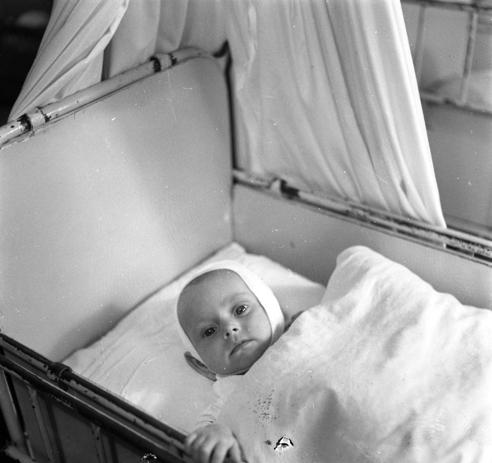 Baby in ledikant, Bestanddeelnr 900-7983