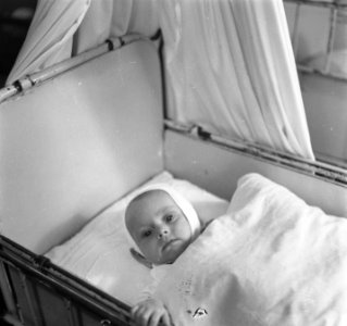 Baby in ledikant, Bestanddeelnr 900-7983