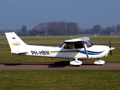C172 Cessna Skyhawk PH-HBW at Teuge 07March2009 pic2