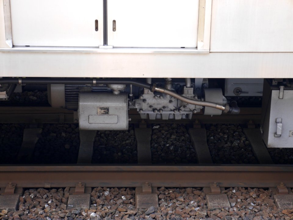 C2000LA compressor on Kyoto subway 1111A