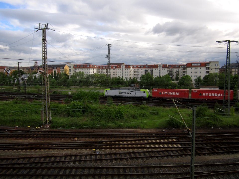 Captrain 185 543 mit Güterzug in Dresden-Friedrichstadt
