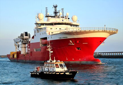 Ship offshore cargo