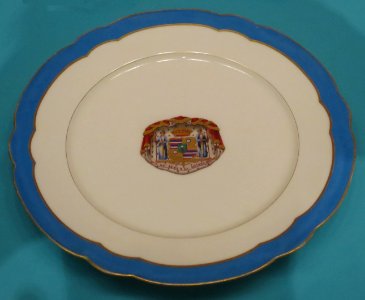 C. H. Pillivuyt & Co., porcelain dinner plate with Hawaiian coat of arms, Honolulu Museum of Art