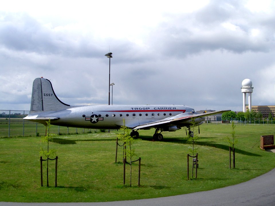 C-54 Skymaster (Rosinenbomber) USAF 5557 at Flughafen Tempelhof pic2