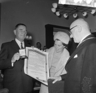 C. Verolme (l.) met zijn vrouw bij het in ontvangst nemen van de oorkonde en de , Bestanddeelnr 918-4401