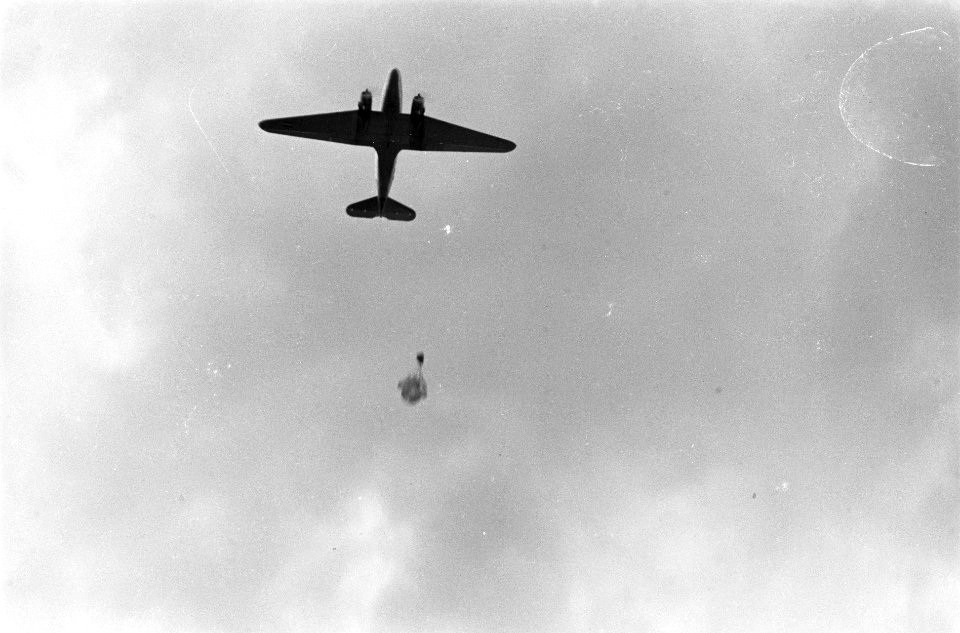 C47 Dakota werpt parachute uit, Bestanddeelnr 5807