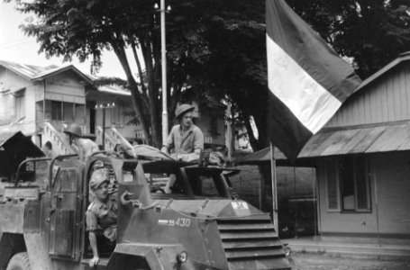 C15 TA pantserwagen met bemanning, rechts gebouwen, waarvan één met een Nederland, Bestanddeelnr 2925