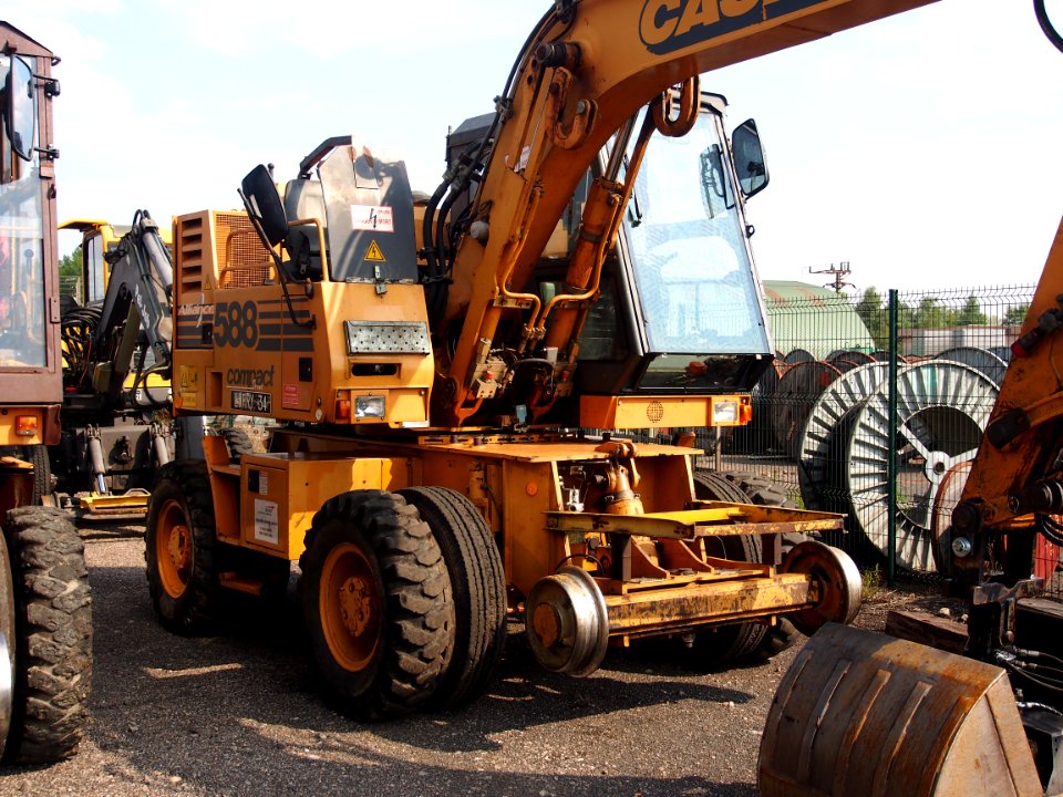 Case Alliance 588 Compact street, pic3