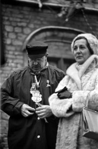 Carnaval Bergen op Zoom , Burgemeester Van der Laar in blauwe kiel, Bestanddeelnr 921-1090