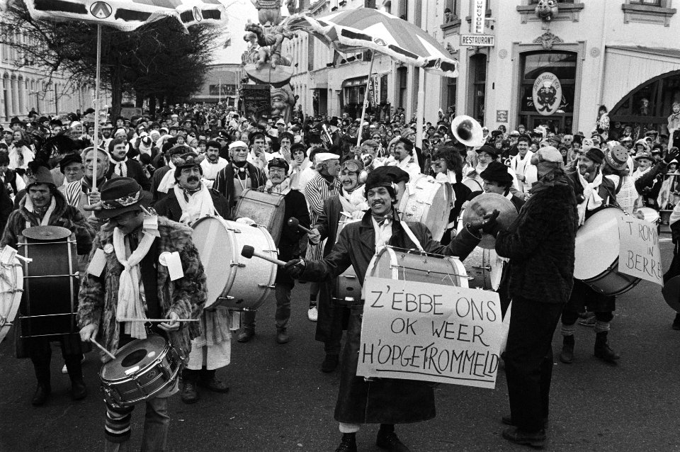 Carnavalsoptocht met fanfare, Bestanddeelnr 932-4996