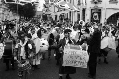 Carnavalsoptocht met fanfare, Bestanddeelnr 932-4996